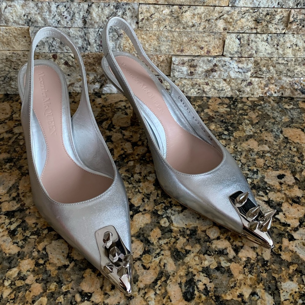 ALEXANDER MCQUEEN
Spiked Leather Slingback Pumps